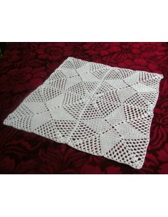 CENTRO REALIZZATO A MANO AD UNCINETTO 45x45 cm