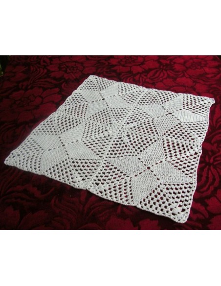 CENTRO REALIZZATO A MANO AD UNCINETTO 45x45 cm