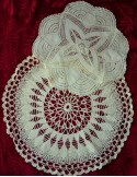 SET 2 CENTRI CREMA  REALIZZATI A MANO AD UNCINETTO diam. 43/52 cm