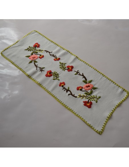 CENTRO RICAMATO A MANO 73x31cm