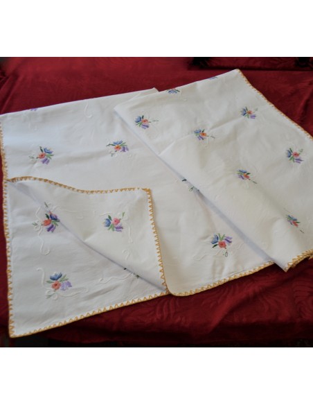 ANTICA TOVAGLIA RICAMATA A MANO130x130 cm