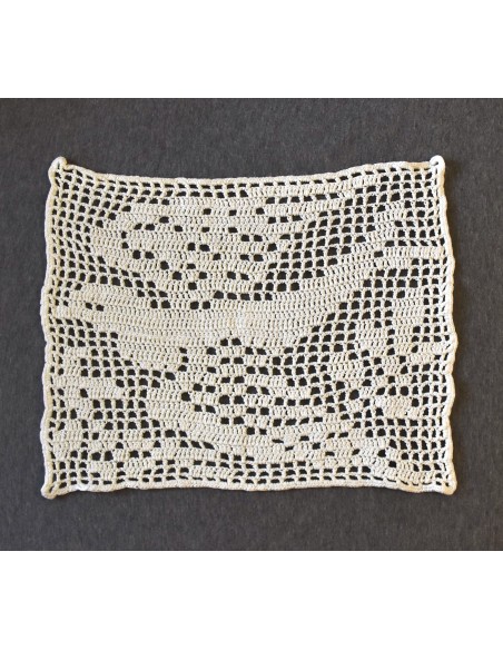 CENTRO REALIZZATO A MANO AD UNCINETTO 29x23cm