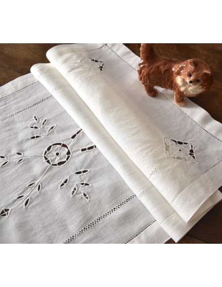 TENDINA RICAMATA A MANO 136x44  cm