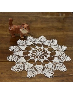 CENTRO  REALIZZATO A MANO AD UNCINETTO diam. 36