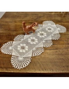 CENTRO  REALIZZATO A MANO AD UNCINETTO 65x31