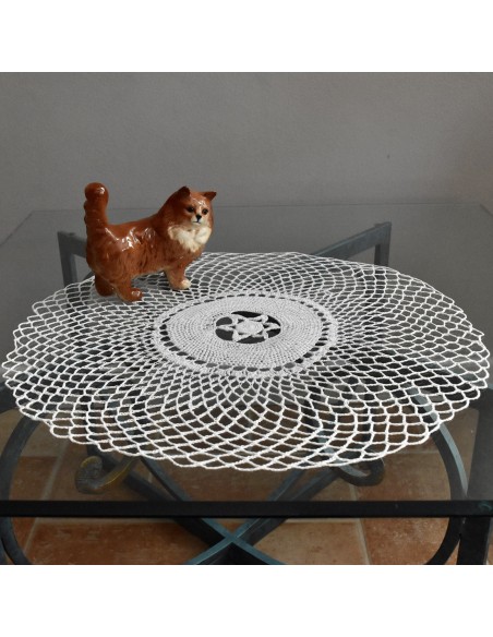 CENTRO  REALIZZATO A MANO AD UNCINETTO diam. 45