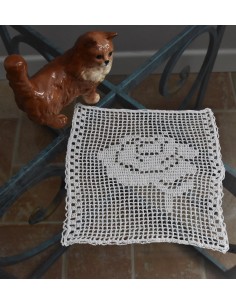 CENTRO  REALIZZATO A MANO AD UNCINETTO diam. 41