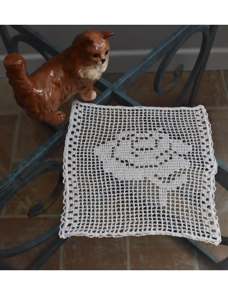 CENTRO  REALIZZATO A MANO AD UNCINETTO diam. 41