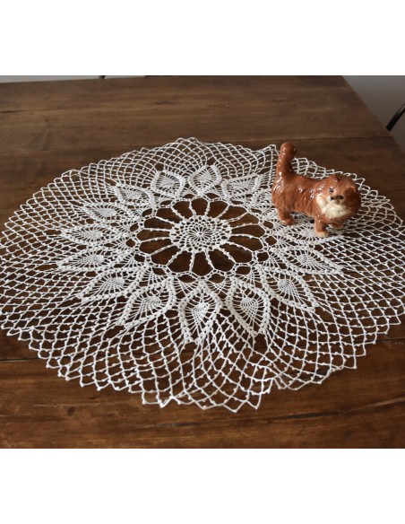 CENTRO  REALIZZATO A MANO AD UNCINETTO diam. 65