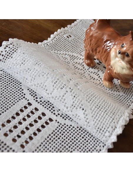 CENTRO REALIZZATO A MANO AD UNCINETTO 67x22