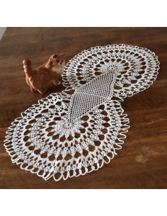 CENTRO REALIZZATO A MANO AD UNCINETTO 69x32