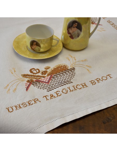 TOVAGLIETTA  RICAMATA A MANO 82x82 cm