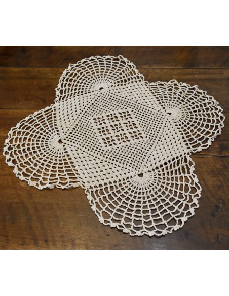 3 CENTRI  REALIZZATI AD UNCINETTO