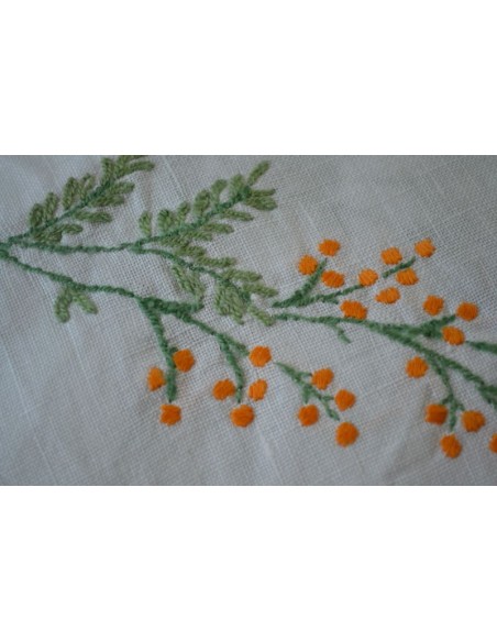 TOVAGLIA  RICAMATA A MANO 132x122 cm
