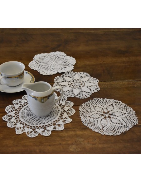 SET 4 CENTRI REALIZZATI  AD UNCINETTO