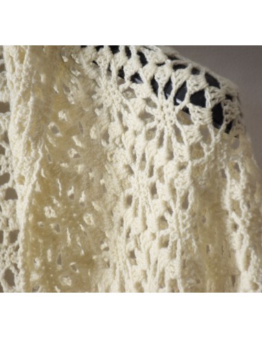 SCIALLE CREMA REALIZZATO AD UNCINETTO