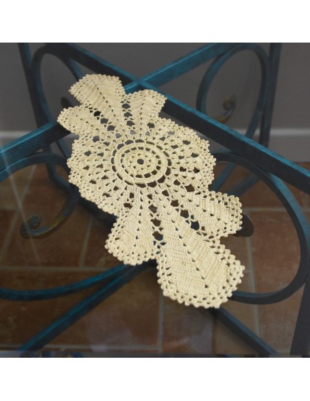 CENTRO REALIZZATO A MANO AD UNCINETTO 40x17 cm