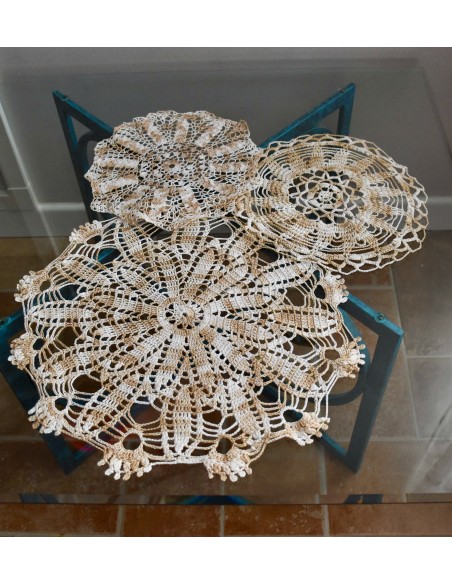 TRE  CENTRI  REALIZZATI A MANO AD UNCINETTO