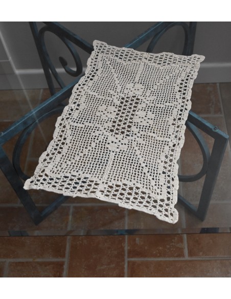 CENTRO REALIZZATO A MANO AD UNCINETTO 40x25 cm