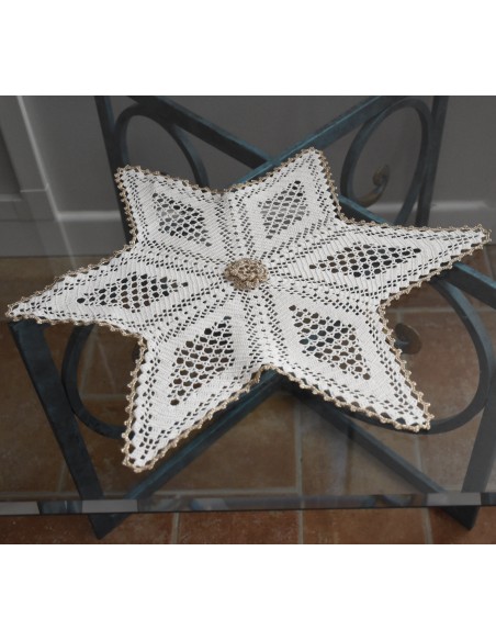  CENTRO REALIZZATO A MANO AD UNCINETTO  diam.46cm