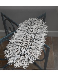  CENTRO CREMA REALIZZATO A MANO AD UNCINETTO 56x26 cm