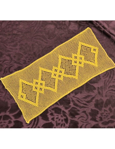 CENTRO REALIZZATO A MANO AD UNCINETTO 49x22 cm