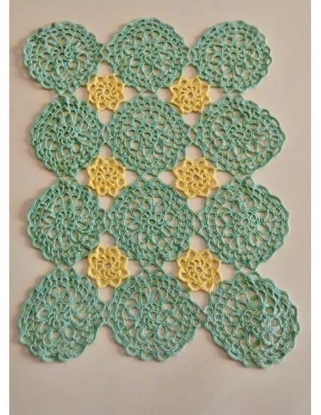 CENTRO REALIZZATO A MANO AD UNCINETTO 32x23 cm