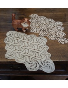 DUE CENTRI REALIZZATI A MANO AD UNCINETTO ECRù