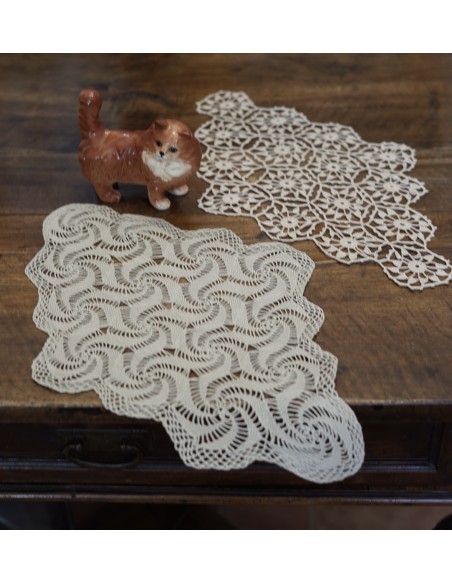 DUE CENTRI REALIZZATI A MANO AD UNCINETTO ECRù