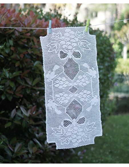 CENTRO REALIZZATO A MANO AD UNCINETTO 79x37cm