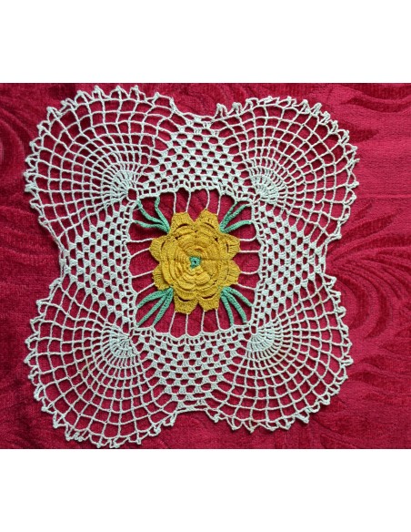  CENTRO REALIZZATO A MANO AD UNCINETTO 23x23 cm