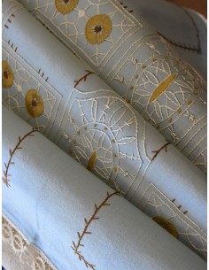 TOVAGLIETTA  RICAMATA A MANO 98x98 cm 2