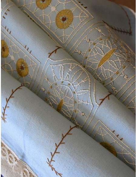 TOVAGLIETTA  RICAMATA A MANO 98x98 cm