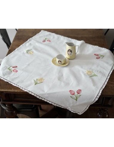 TOVAGLIETTA  RICAMATA A MANO 88x88 cm