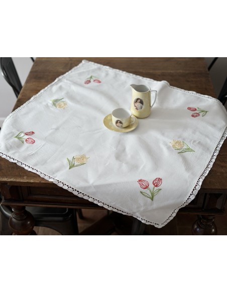 TOVAGLIETTA  RICAMATA A MANO 88x88 cm