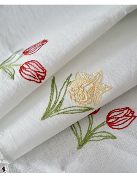 TOVAGLIETTA  RICAMATA A MANO 88x88 cm