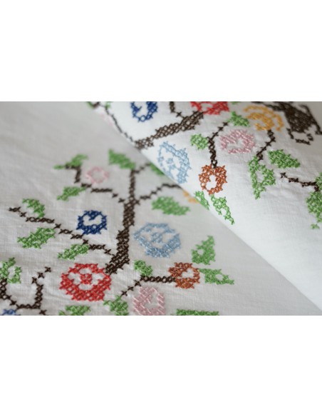 ANTICA TOVAGLIA  RICAMATA A MANO 150x130 cm