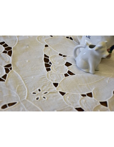 ANTICA TOVAGLIETTA  RICAMATA A MANO 102x102 cm