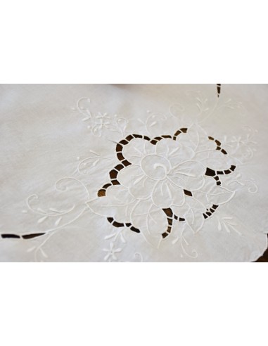 TOVAGLIETTA  RICAMATA A MANO diam. 72cm