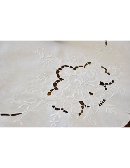 TOVAGLIETTA  RICAMATA A MANO diam. 72cm