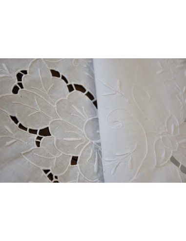 TOVAGLIETTA  RICAMATA A MANO diam. 72cm