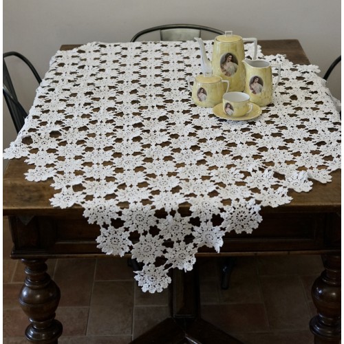 TOVAGLIA / COPRITAVOLO REALIZZATO MANO AD UNCINETTO...