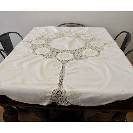 TOVAGLIA / COPRITAVOLO REALIZZATO MANO AD UNCINETTO diam. 150 cm