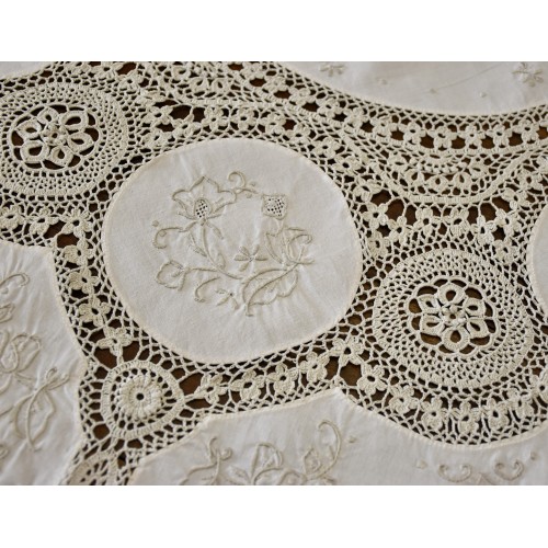 TOVAGLIA / COPRITAVOLO REALIZZATO MANO AD UNCINETTO diam. 150 cm 2