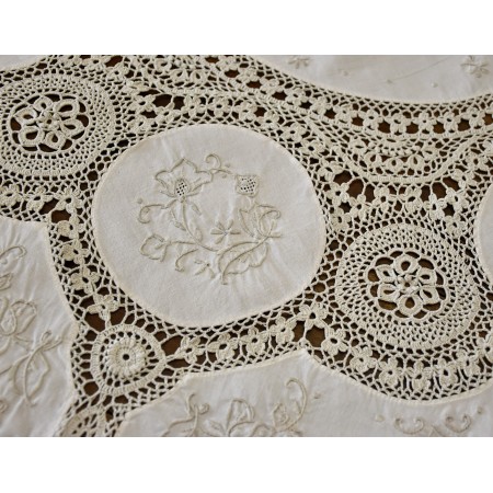 TOVAGLIA / COPRITAVOLO REALIZZATO MANO AD UNCINETTO diam. 150 cm