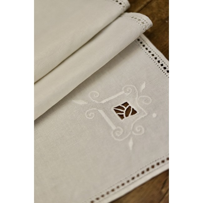 TOVAGLIETTA  RICAMATA A MANO 58x58 cm