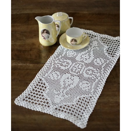 CENTRO REALIZZATO A MANO AD UNCINETTO 55x29 cm
