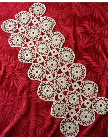  CENTRO REALIZZATO A MANO AD UNCINETTO 75x27cm