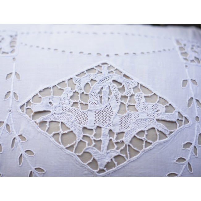 ANTICA FEDERINA CON MERLETTO AD AGO