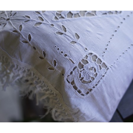 ANTICA FEDERINA CON MERLETTO AD AGO